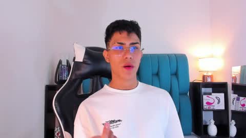 Snapshot of alannaughty_ chatting on 02.01.25 alannaughty_ online show from 02.01.25