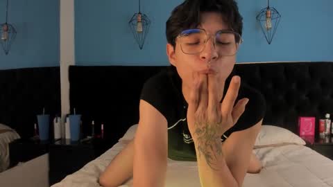 Snapshot of ale_aurarashi chatting on 10.02.25 ale_aurarashi online show from 10.02.25