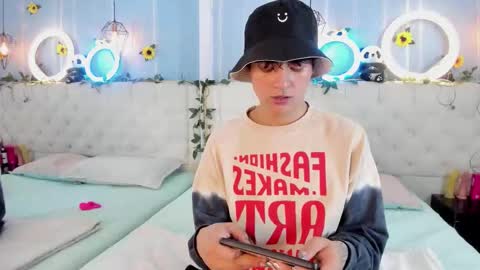 Snapshot of ale_aurarashi chatting on 11.19.25 ale_aurarashi online show from 11.19.25