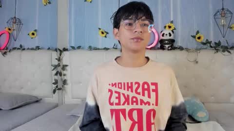 Snapshot of ale_aurarashi chatting on 12.02.25 ale_aurarashi online show from 12.02.25