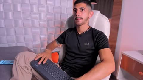 Snapshot of alejandrostorm chatting on 11.23.25 Alejo online show from 11.23.25