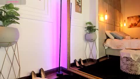 Snapshot of alessialondon chatting on 02.25.25 Alessia online show from 02.25.25