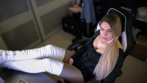 Leyla Leg online show from 04.17.26