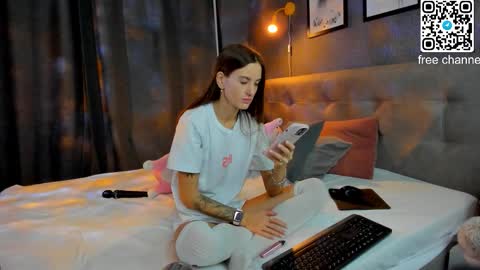 Snapshot of alexisl0ve chatting on 12.04.25 Alexis Mon Tue Wed Thu Fri 7 GMT 0100am-0700am online show from 12.04.25