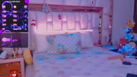 Snapshot of aliana_ross chatting on 12.04.25 aliana_ross online show from 12.04.25