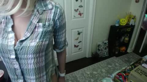 Snapshot of alice_asks chatting on 12.16.25 Alice Asks online show from 12.16.25