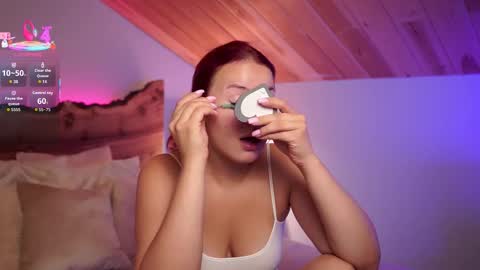 Snapshot of alice_bess chatting on 09.11.25 Alice.....Welcome to my room Lets get to know each other better and have an unforgettable time online show from 09.11.25