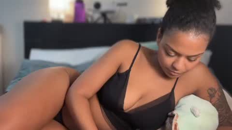 Snapshot of alice_erotica chatting on 10.21.25 alice erotica online show from 10.21.25