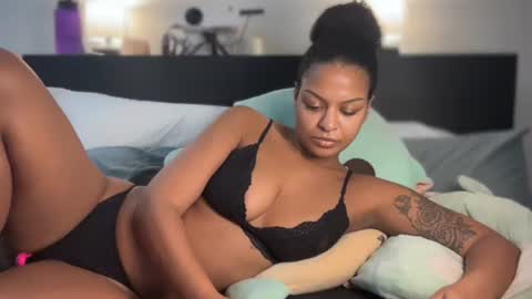 Snapshot of alice_erotica chatting on 10.27.25 alice erotica online show from 10.27.25