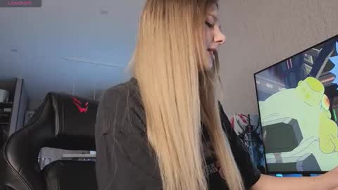 Snapshot of alice_hetfield chatting on 10.26.25 My name is Alice find out about me in the Fansly online show from 10.26.25