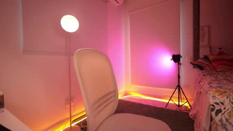 Snapshot of alicealberts chatting on 09.13.25 alicealberts online show from 09.13.25