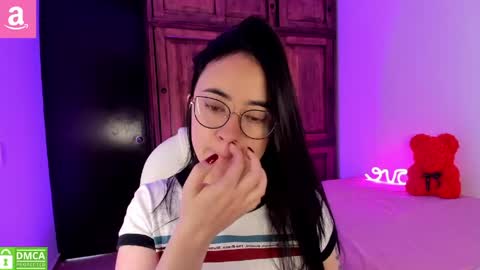 Snapshot of alicee_2 chatting on 05.08.26 Aliceee .. 97YP9VWGZHrefnav wishlist lists 1 online show from 05.08.26