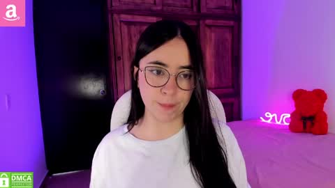Snapshot of alicee_2 chatting on 05.11.26 Aliceee .. 97YP9VWGZHrefnav wishlist lists 1 online show from 05.11.26