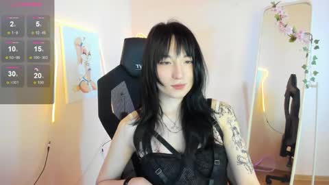 Snapshot of aliceeinwonderlanddd chatting on 05.17.26 Alice online show from 05.17.26