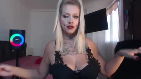 aliceesmiths online show from 11.19.25