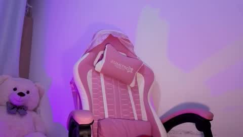 Snapshot of alicesimpson1 chatting on 12.01.25 alice online show from 12.01.25