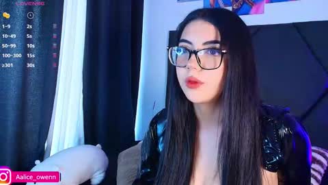 Snapshot of aliceusen chatting on 11.04.25 Alice online show from 11.04.25
