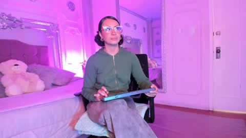 Alison Fishert online show from 02.11.25