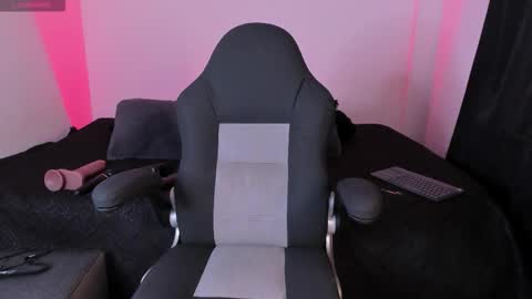 Snapshot of aliz_01 chatting on 11.10.25 Aliz online show from 11.10.25