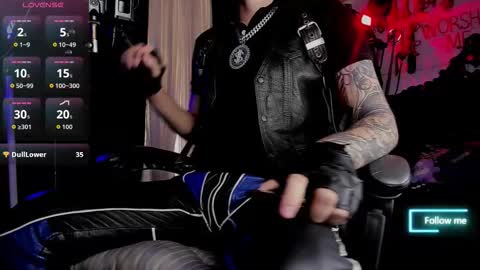 Snapshot of allanhurtss chatting on 11.12.25 online show from 11.12.25