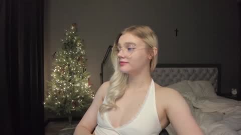 Snapshot of allotropp chatting on 01.04.25 ALOTROPP NOT BABY online show from 01.04.25