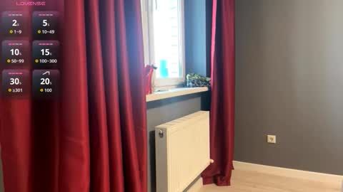 Snapshot of alluring_vibes_69 chatting on 12.15.25 Esme online show from 12.15.25