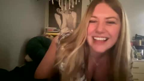 Snapshot of allyanalangel chatting on 01.08.25 allyanalangel online show from 01.08.25