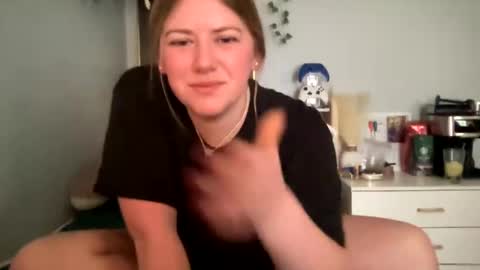 Snapshot of allyanalangel chatting on 01.08.25 allyanalangel online show from 01.08.25