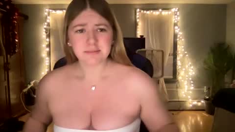 Snapshot of allyanalangel chatting on 02.13.25 allyanalangel online show from 02.13.25