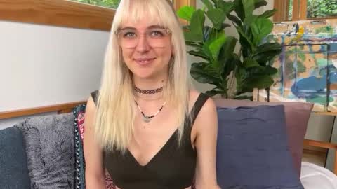 Snapshot of allyelliot chatting on 10.09.25 Ally Elliot online show from 10.09.25