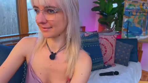 Snapshot of allyelliot chatting on 12.03.25 Ally Elliot online show from 12.03.25