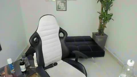 Snapshot of allyssann_smith chatting on 01.28.25 allyssann online show from 01.28.25