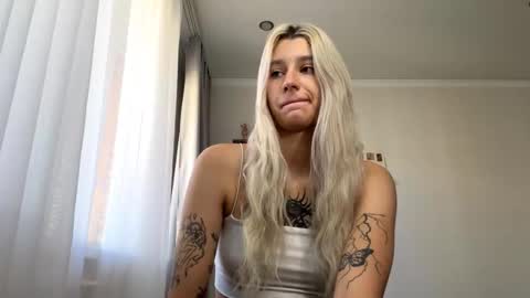 Snapshot of almetazorc chatting on 09.16.25 Arina online show from 09.16.25