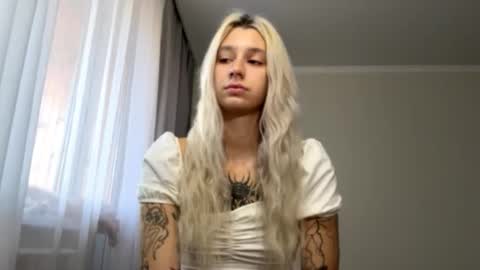 Snapshot of almetazorc chatting on 09.22.25 Arina online show from 09.22.25