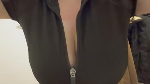 Snapshot of aloha_catita chatting on 10.24.25 Aloha Catita online show from 10.24.25