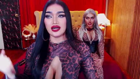 Snapshot of alurajhenson chatting on 10.25.25 Alura Jhenson online show from 10.25.25