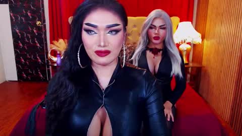 Snapshot of alurajhenson chatting on 10.26.25 Alura Jhenson online show from 10.26.25