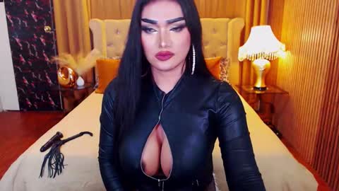 Snapshot of alurajhenson chatting on 11.15.25 Alura Jhenson online show from 11.15.25