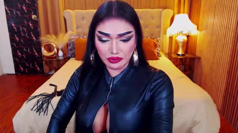 Snapshot of alurajhenson chatting on 11.26.25 Alura Jhenson online show from 11.26.25