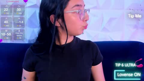 Snapshot of alys_molly chatting on 12.17.24 sopie online show from 12.17.24