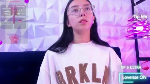 Snapshot of alys_molly chatting on 12.28.24 sopie online show from 12.28.24