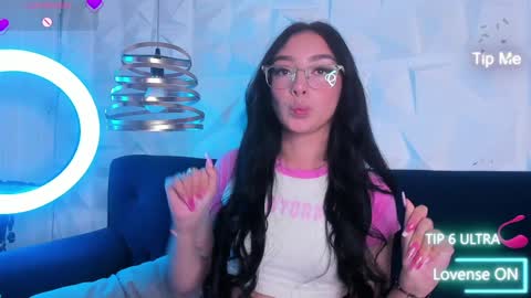 Snapshot of alys_molly chatting on 01.11.25 sopie online show from 01.11.25