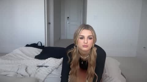 Snapshot of alyssastonee chatting on 09.28.25 alyssastonee online show from 09.28.25