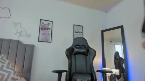 Hi Im AmaiaHelp me reach 100 likes online show from 11.17.25