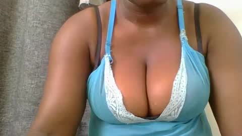 Snapshot of ambar_jasiri chatting on 01.06.25 Mia online show from 01.06.25