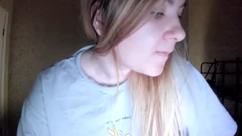 Snapshot of ambrosia__ chatting on 10.08.25 ambrosia__ online show from 10.08.25