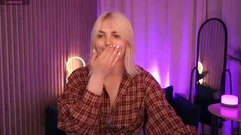 Snapshot of ameliawells chatting on 05.26.26 Amelia online show from 05.26.26