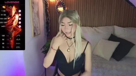 Snapshot of amelieaxie chatting on 12.19.24 Isabella online show from 12.19.24