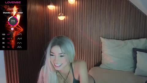 Snapshot of amelieaxie chatting on 03.10.25 Isabella online show from 03.10.25