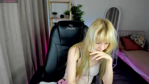 Snapshot of ameliia_backer chatting on 05.07.26 Amelia online show from 05.07.26